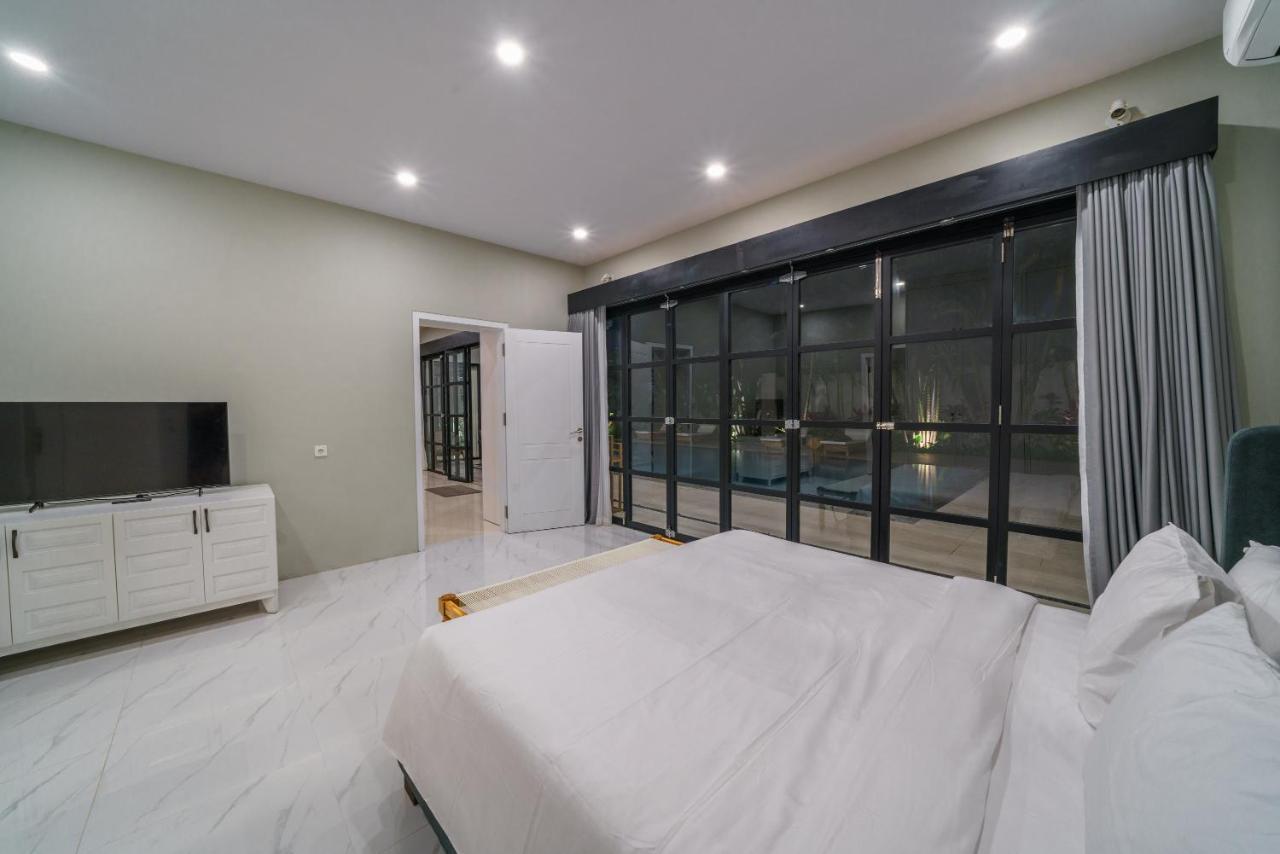 Villa Okenada - Modern 5-Bedroom Pool Villa In Berawa! Чангу Экстерьер фото