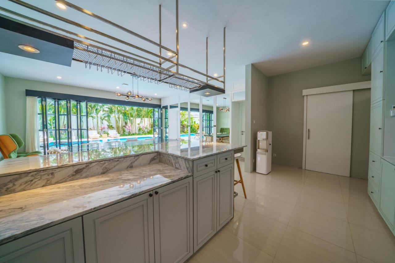 Villa Okenada - Modern 5-Bedroom Pool Villa In Berawa! Чангу Экстерьер фото